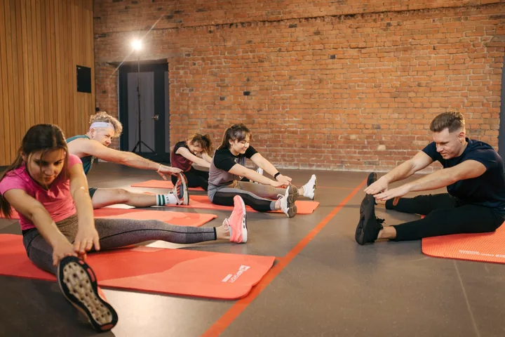 Cours collectif d'étirements dans le studio